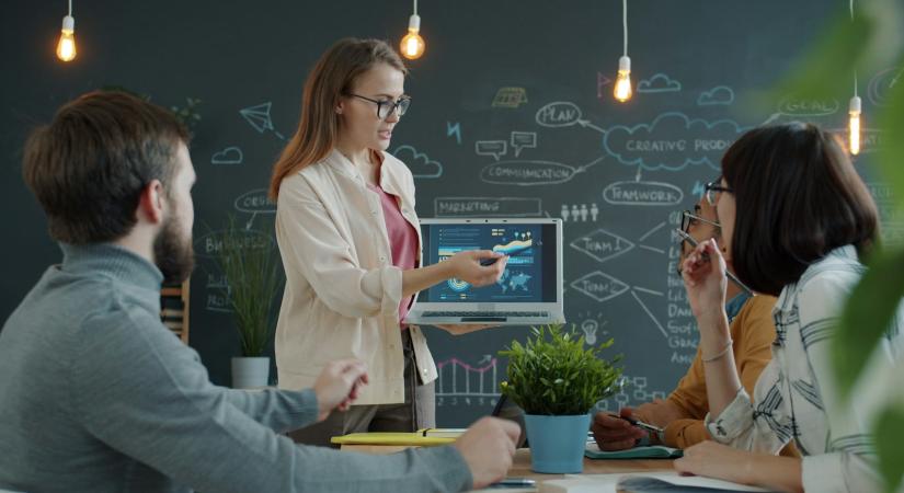 Hawthorne-effektus: miért változtatjuk meg a viselkedésünket, ha tudjuk, hogy figyelnek?