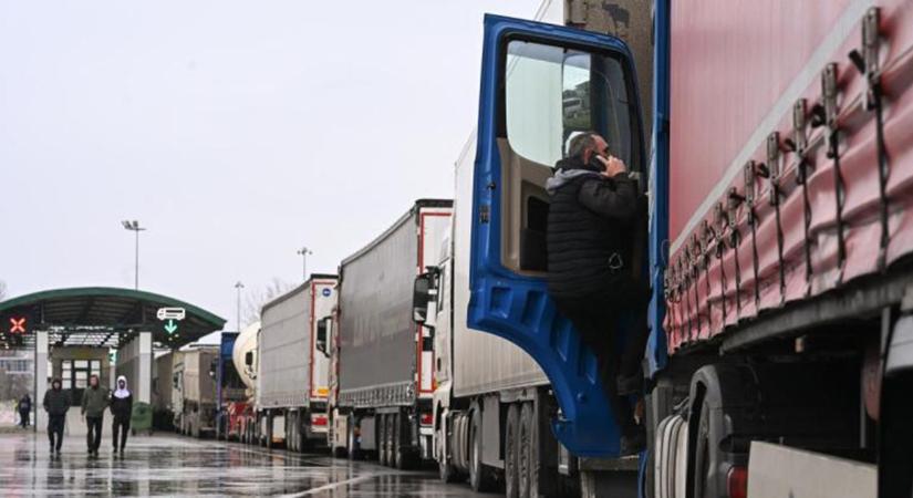 Teherforgalmi határátkelőket zártak le balkáni fuvarozók