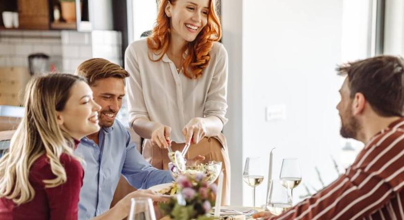 7 ártalmatlannak hitt szokás, ami kiakasztja a vendégeket – Sose csináld őket, ha áthívsz másokat