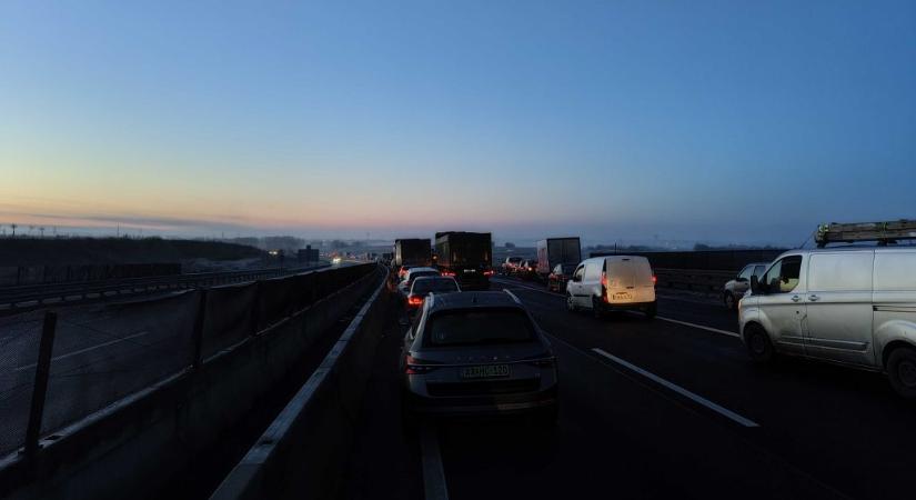 Három személyautó és egy furgon ütközött az M2-esen Dunakeszinél