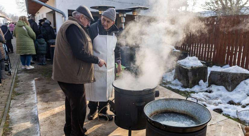 Itt lesznek ínycsiklandó falusi disznótorok és böllérversenyek Komárom-Esztergomban