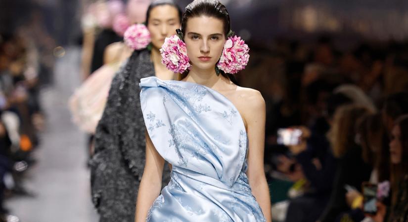 Egy új korszak hajnala a Diornál: Jonathan Anderson virágba borította a párizsi divathét kifutóját