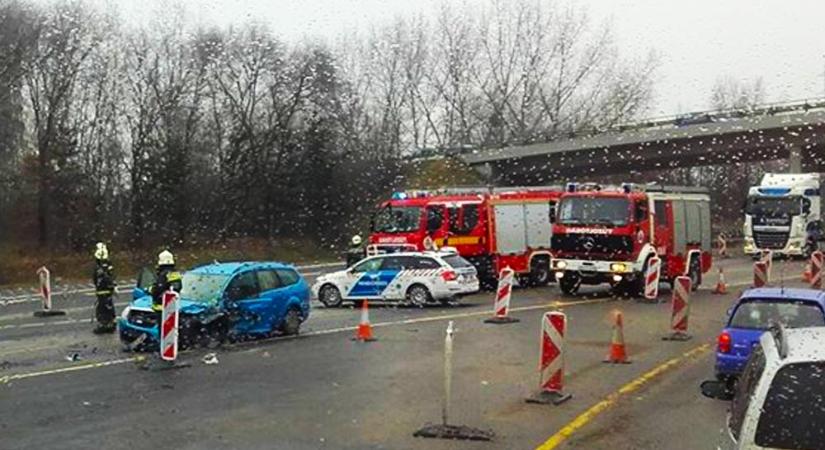 Tömegbaleset Dunakeszinél, lezárták az M2-es autóutat: több kilométeres a torlódás