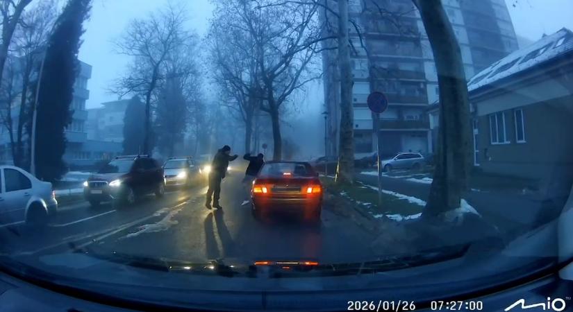 Brutális jeleneteket rögzített egy fedélzeti kamera a zalai városban – összecsaptak a sofőrök (videó)