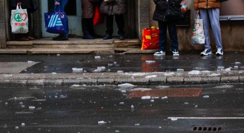 Pingvinként totyorogtunk a jégen, most újabb veszély leselkedik ránk a magasból