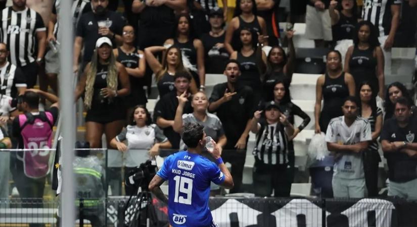 Mi történt? Sört ivott a brazil válogatott sztárfocista a meccsen – videó