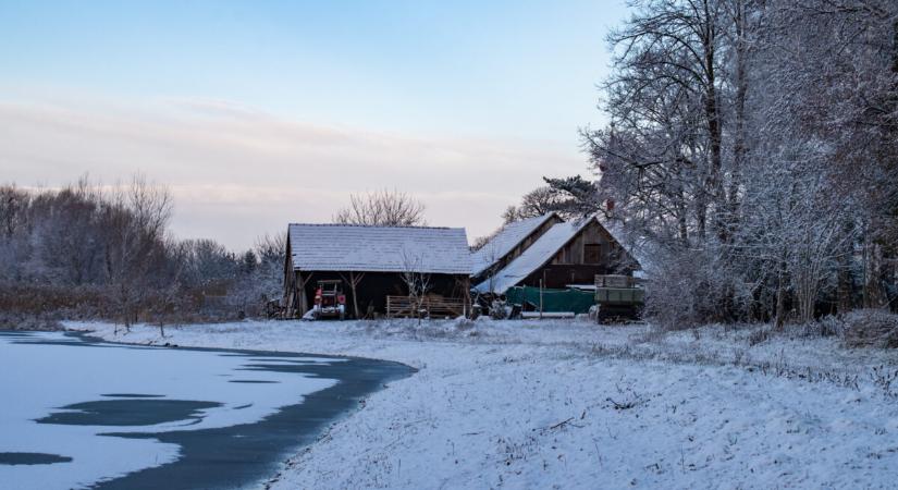 Enyhe időnk lesz kedden, de köd és csúszós utak nehezíthetik a közlekedést