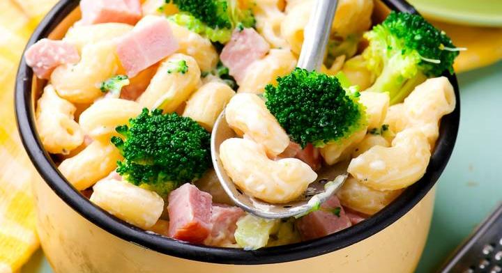 Sonkás-brokkolis mac and cheese: egyszerű vacsora rohanós hétköznapokra