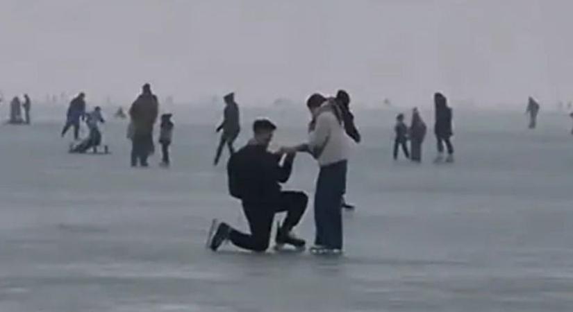 A Balaton jegén térdelt le – Keresik a titokzatos jegyespárt! (videó)