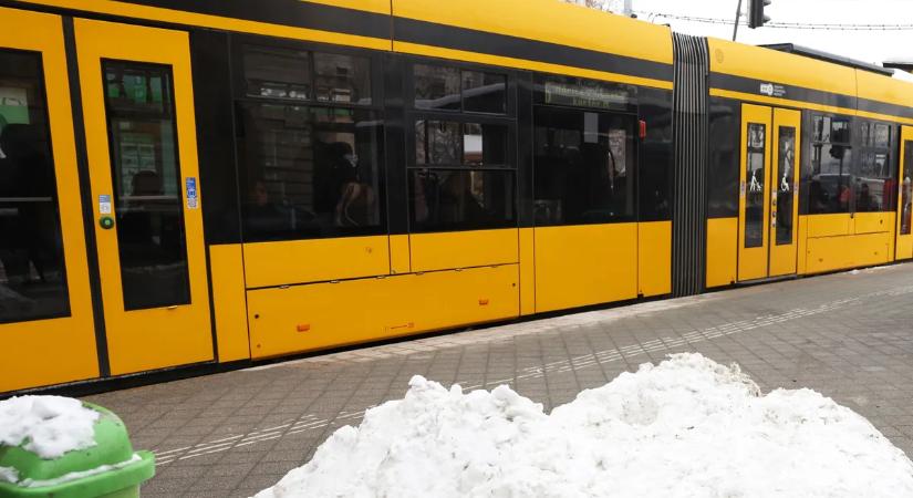 Budapesti villamoson lett rosszul egy idős nő, az utasok mentették meg az életét