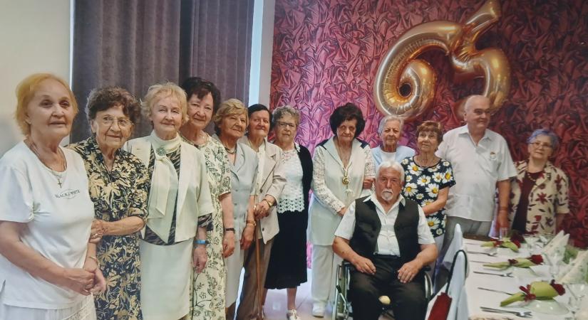 65 év után legendás tanáraikra emlékeztek az egykori rozsnyói gimnazisták