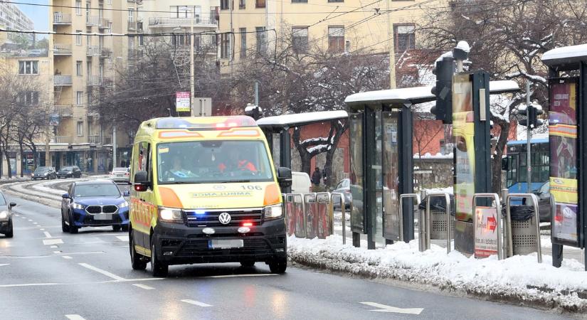 Rosszul lett a budapesti villamoson: 75 éves nő életét mentették meg