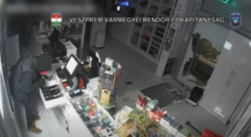 Baltával nyitott ajtót a dohánybolti betörő – Most a rácsok mögött füstölöghet magában (videó)
