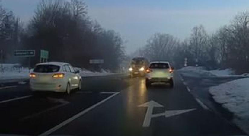 Vérfagyasztó jelenet a 6-os úton: hajszálon múlt a frontális ütközés! (VIDEÓ)