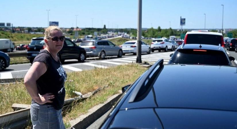 Siralmas számok érkeztek a magyarok vágyott országából: minden hatodik járművel ki se lehet menni az útra