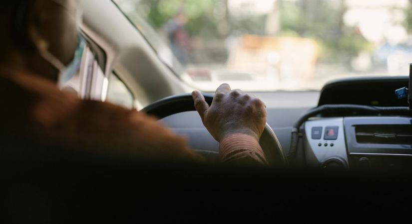 Életveszély a 8-as főúton: egy autó szembe megy a forgalommal