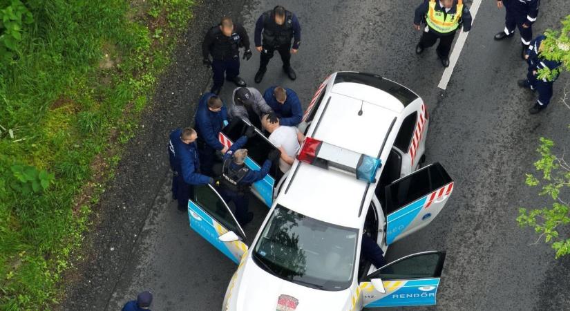 Halálra verte a feleségét, fotókon a gyilkos csömendi férfi elfogása