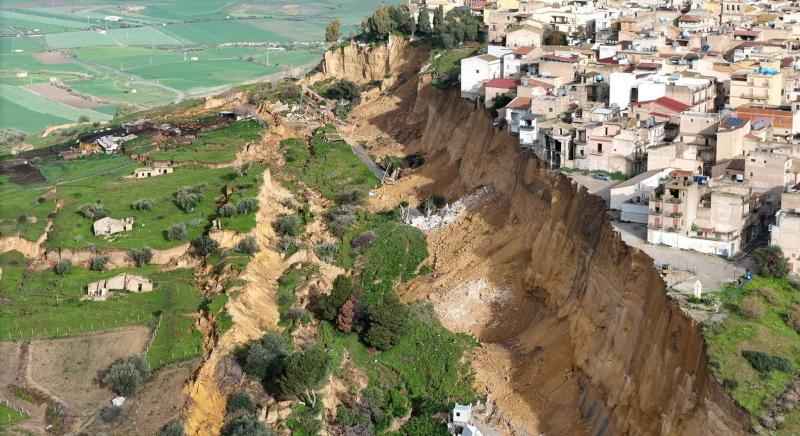 Földcsuszamlás Szicíliában: ezren kényszerültek elhagyni az otthonukat (VIDEÓ)