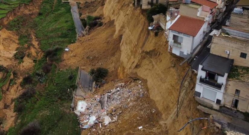 Fejvesztve menekültek az emeberek egy szicíliai városból
