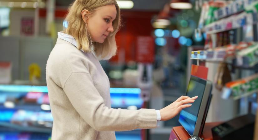 Lassan húzta le az egyik terméket az önkiszolgáló kasszánál a magyar nő: teljesen lefagyott a meglepetéstől, amikor otthon rápillantott a blokkra