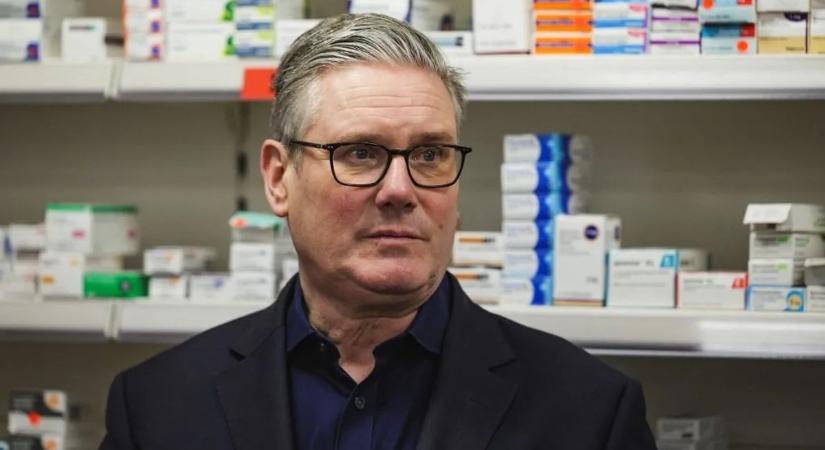 Keir Starmer nyilvánosan gúnyolta ki Macront — egyetlen mozdulattal alázta meg