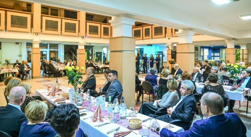 Jótékonysági bált rendezett a Rotary Club Szekszárdon (videó)