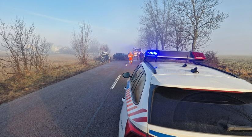 Összeütközött két autó Mikófalvánál - képeken a szörnyű baleset