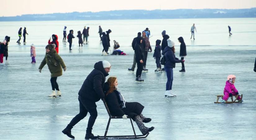 Kilenc év után újra jégbe öltözött: ezrek lepték el a befagyott magyar tengert - Galéria