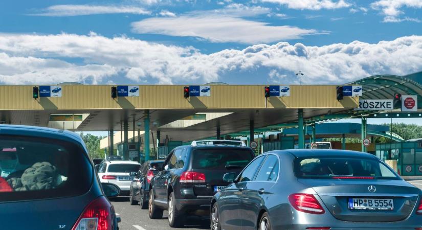 Lebukott a határon: gyógyszerekkel volt tele az autó