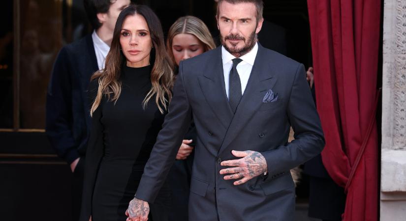 David és Victoria Beckham oyan nyugalommal vonult a párizsi divathéten, mintha nem is dúlna családi háború