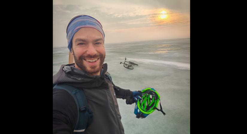 Nem semmi vállalás: döbbenetes fotókon, hogyan bringázta át a Balatont - a jégen