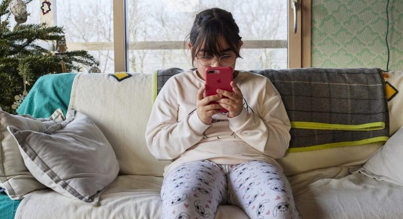 Betiltják 15 év alatt a közösségi média használatát Franciaországban