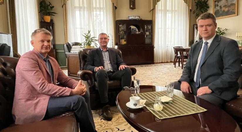 A Tisza jelöltjei most a polgármestereket turnézzák végig, de a találkozásokat nem minden településvezető meri felvállalni