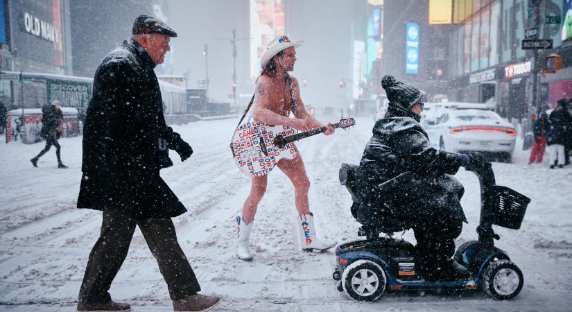 New Yorkot ellepte a hó