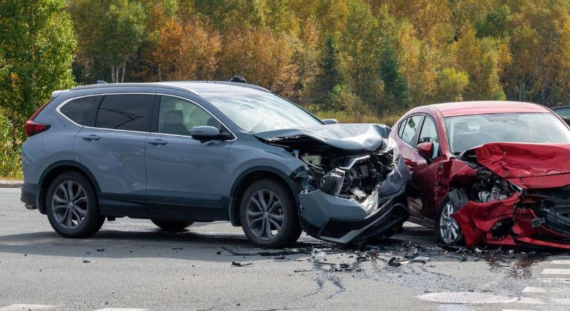 Két autó ütközött a 4-esen, több egységet is a helyszínre riasztottak