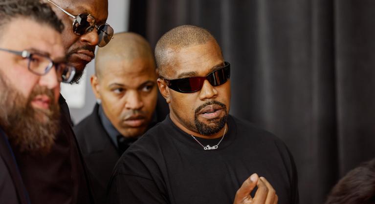 Egy agysérülésre fogta a horogkereszthez fűződő vonzalmát Kanye West