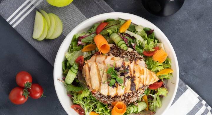 Carmen mediterrán, csirkés quinoasalátája