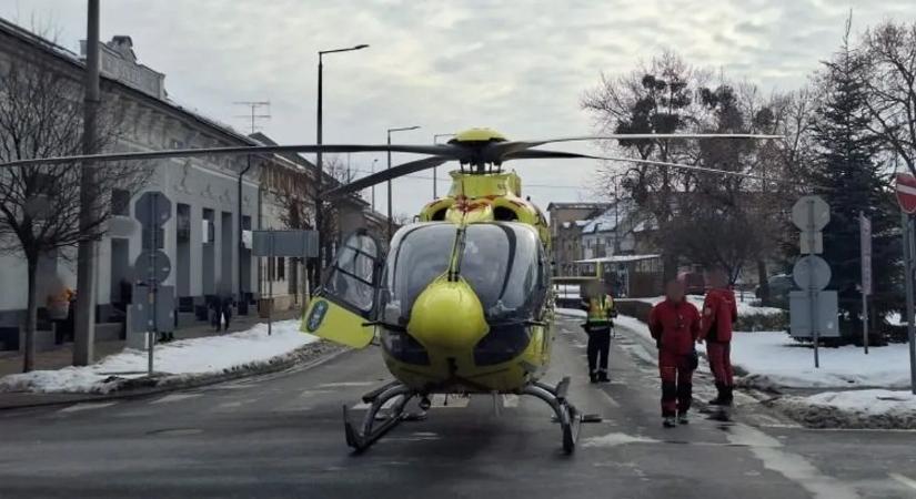 Mutatjuk, milyen nehéz mentőhelikopterrel utcán landolni