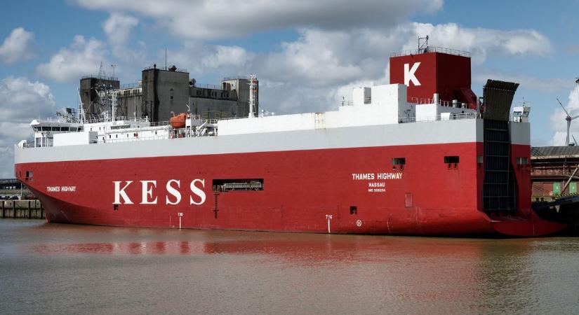 Riadó a nyílt tengeren: kigyulladt az autószállító óriáshajó 1300 járművel a fedélzetén, 500 elektromos autóval