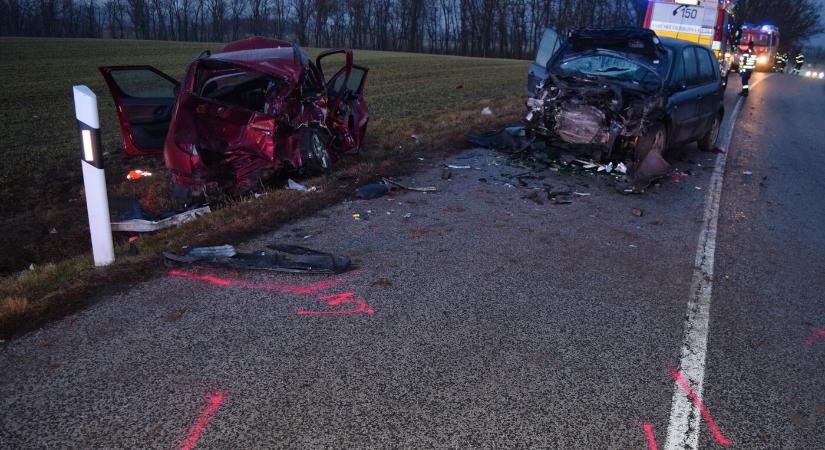 Két személyautó ütközött, három személyt kórházba szállítottak