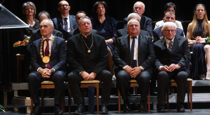 Rangos városi kitüntetést vehetett át a Tolnai Népújság korábbi főszerkesztője