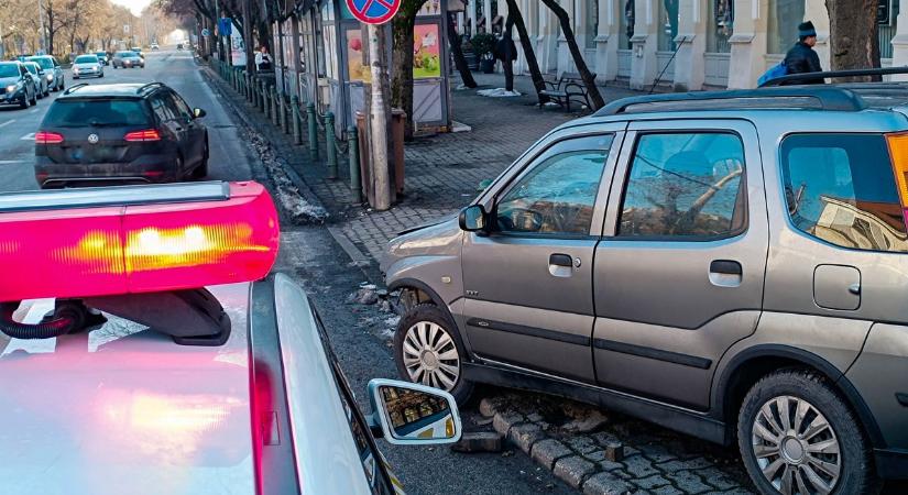 Járdára hajtott és egy oszlopot is kidöntött egy autós Szekszárd központjában (fotókkal)