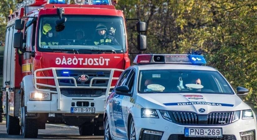 Oszlopnak ütközött egy autó az 1-es főúton, mentő is rohant a helyszínre