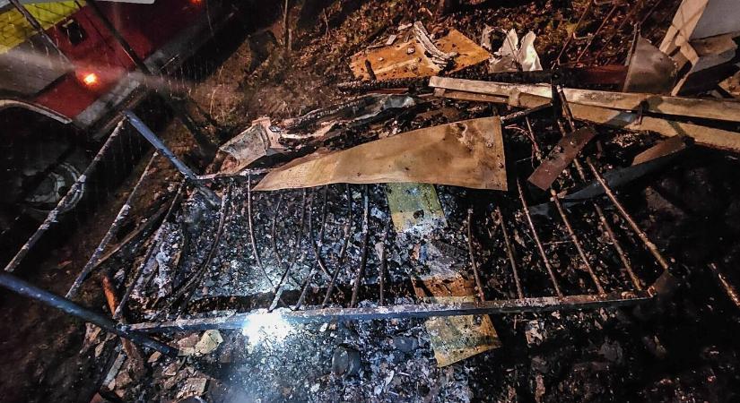 TRAGÉDIA: Kigyulladt egy hétvégi ház, egy negyvenéves férfi bennégett