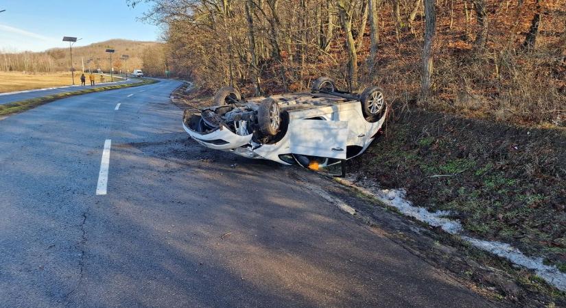 Újabb baleset fotókon: Egerszalóknál árokba borult egy autó