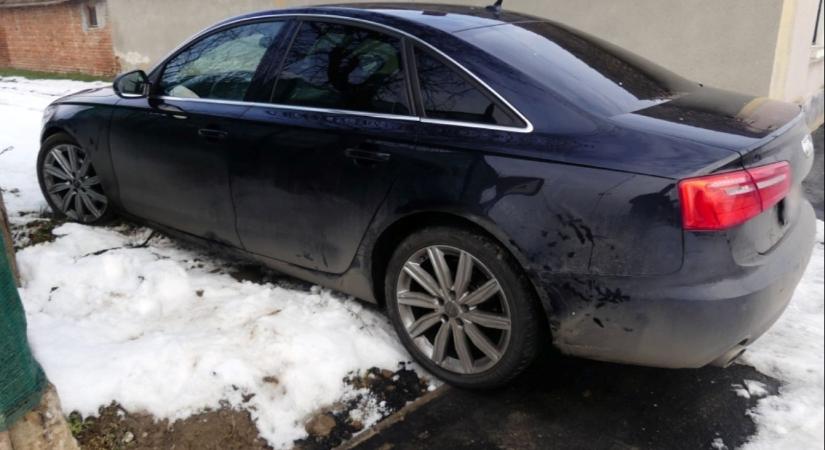 Lopott autóval nem jó elakadni a hóban, jogsi nélkül...