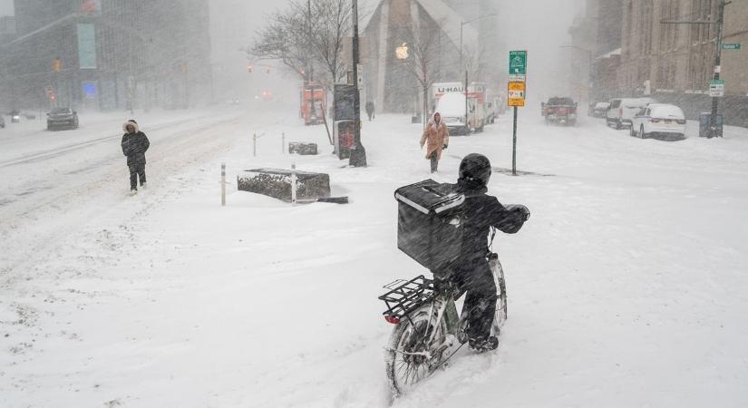 Itt az új jégkorszak? Brutális vihar tombol, miközben térdig ér a hó az extrém mínuszokban