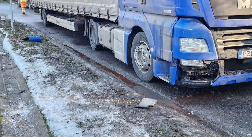 Kamion ütközött a kikanyarodó autónak Egerszalókon