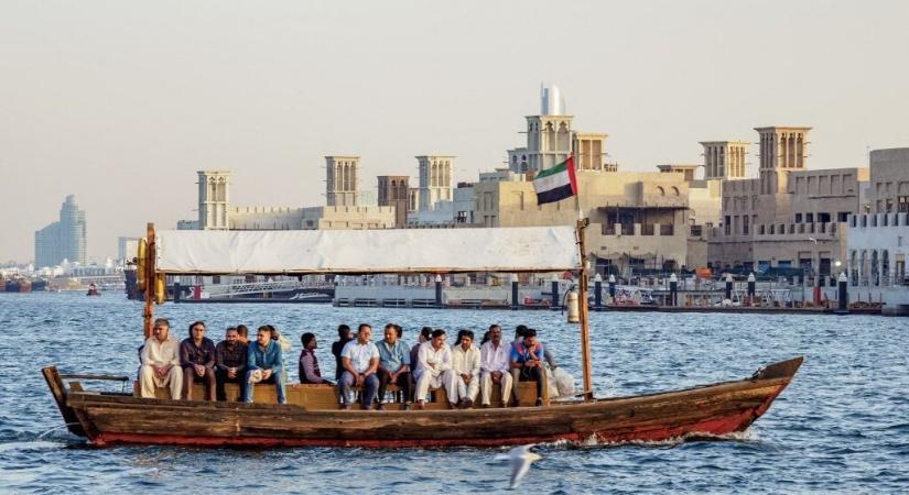 Franciákkal teli turistahajó borult fel Omán partjainál, többen meghaltak