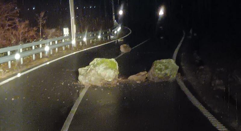 Kőomlásveszélyre figyelmeztet az útkezelő: fokozott óvatosságra intenek a hegyi utakon